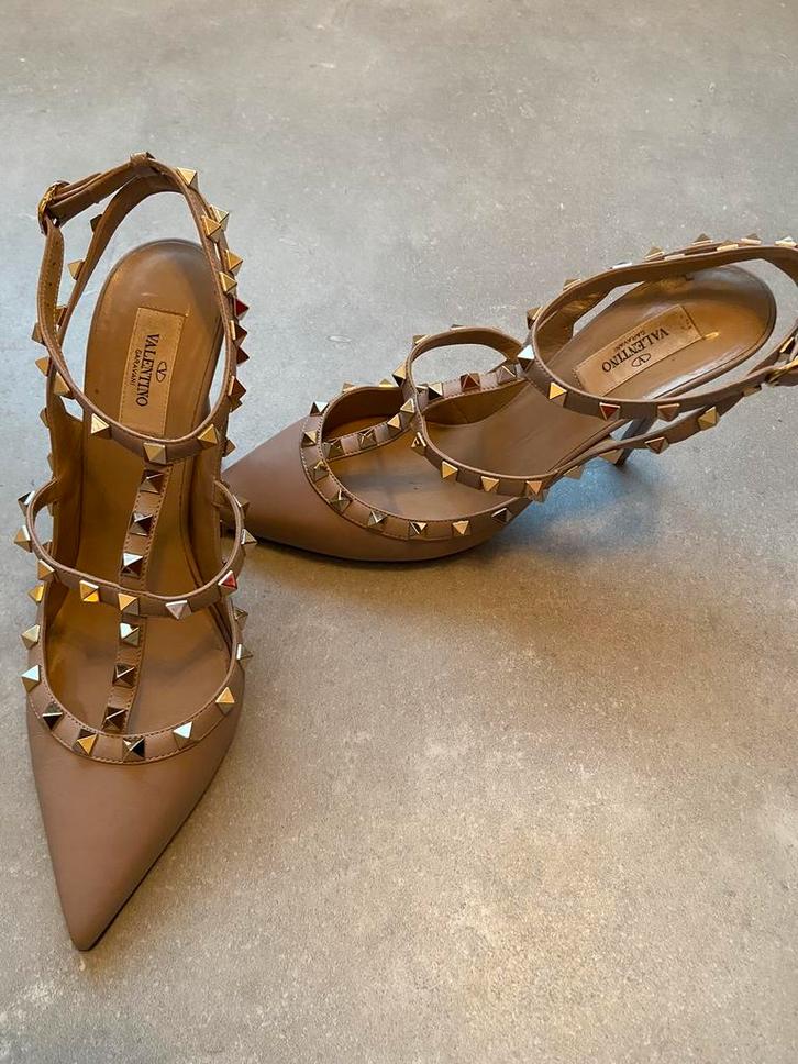 Valentino Rockstud Poudre 40,5, Kleding | Dames, Schoenen, Zo goed als nieuw, Schoenen met hoge hakken, Beige, Ophalen of Verzenden