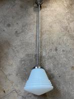 Art Deco hanglamp / schoollamp met opaline glazen bol, Huis en Inrichting, Lampen | Hanglampen, Gebruikt, Ophalen of Verzenden