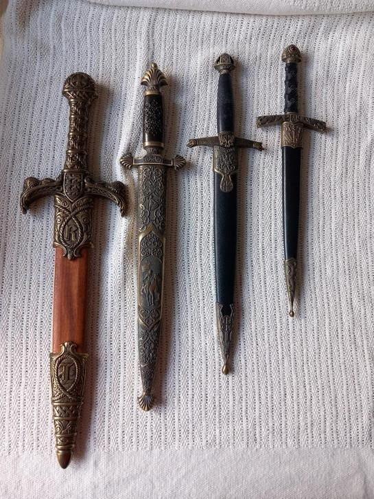 Verzameling decoratieve dolken, Hobby en Vrije tijd, Kostuums, Theaterbenodigdheden en LARP, Zo goed als nieuw, Ophalen of Verzenden