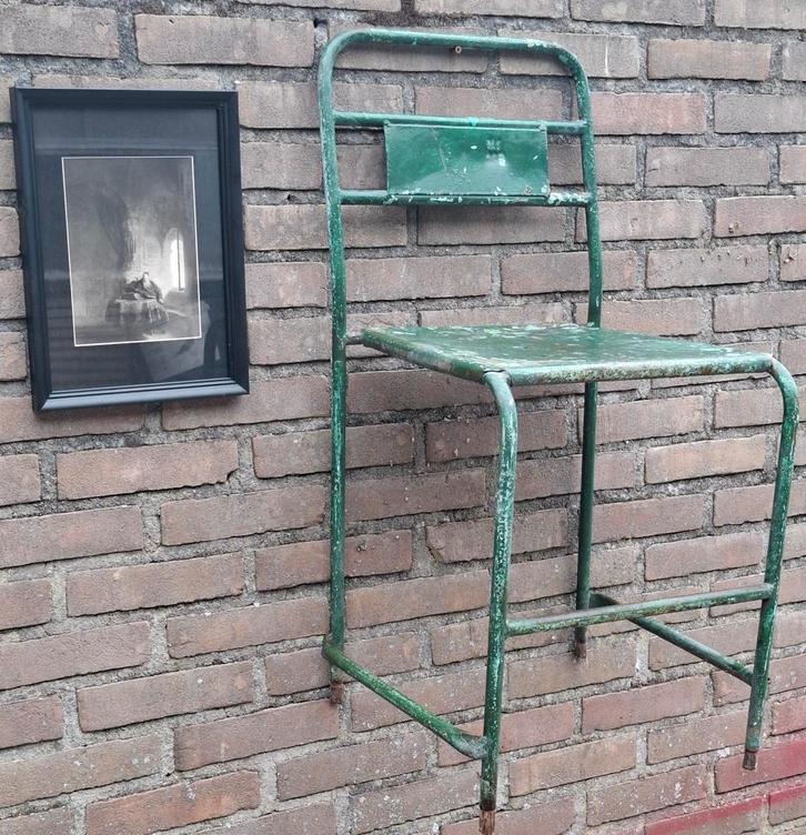 Industriële stoel.  Metaal.  Prachtig ouderdoms patina., Antiek en Kunst, Curiosa en Brocante, Ophalen