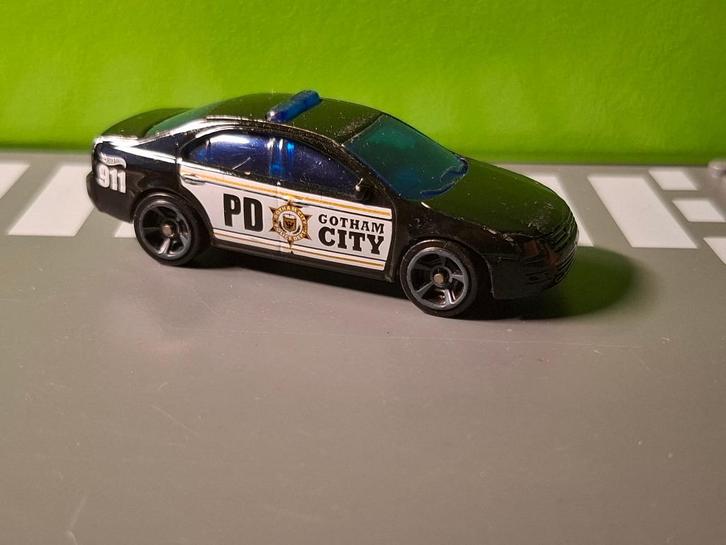 Hotwheels - Ford Fusion Gotham City Police [zwart] 1/64, Hobby en Vrije tijd, Modelauto's | Overige schalen, Gebruikt, Auto, Ophalen of Verzenden