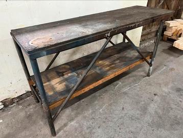 Stalen werkbank met houten blad beschikbaar voor biedingen