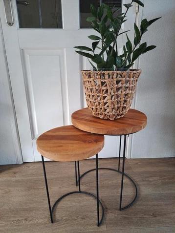 2 teakhouten salontafeltjes bijzettafeltjes + gratis zuil beschikbaar voor biedingen