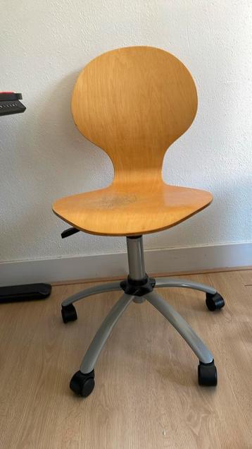 Bureaustoel van gebogen hout beschikbaar voor biedingen