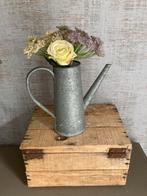 Brocante zinken gieter met kunstbloemen, Antiek en Kunst, Curiosa en Brocante, Ophalen of Verzenden