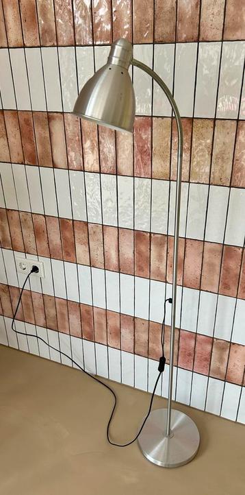 Lamp / vloerlamp beschikbaar voor biedingen