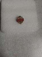 Metalen speldje van " Kramer", Verzamelen, Speldjes, Pins en Buttons, Ophalen of Verzenden, Zo goed als nieuw, Merk