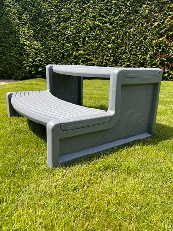 Mooi opstap trapje voor bij je bubbelbad of Hottube! beschikbaar voor biedingen