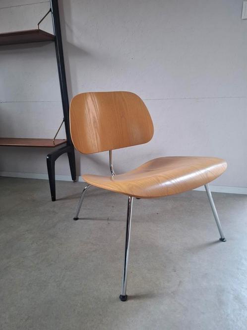 Vitra eames lcm fauteuil, Huis en Inrichting, Fauteuils, Zo goed als nieuw, Hout, Metaal, 50 tot 75 cm, Ophalen of Verzenden