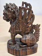 Aziatisch houten beeldhouwwerk voorstellend een griffioen., Ophalen of Verzenden