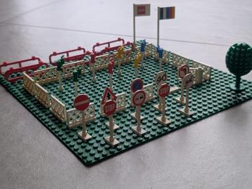 Vintage Lego grondplaat met vlaggen, road signs en hekjes beschikbaar voor biedingen