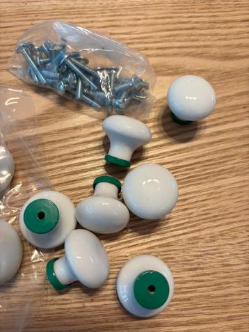 Witte meubelknoppen met groene rand – nieuw beschikbaar voor biedingen