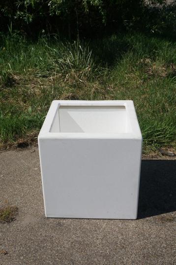 Witte Polyester bloembak plantenbak 60x60x40 beschikbaar voor biedingen