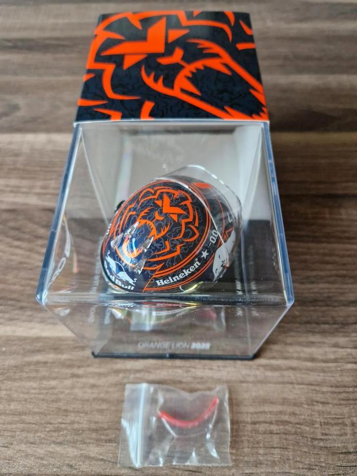 Max verstappen Orange lion helmpje 2025 schaal 1/4 schuberth, Verzamelen, Automerken, Motoren en Formule 1, Nieuw, Formule 1, Verzenden