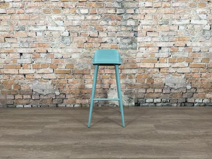 Muuto Nerd lichtgroen bij TheReSales, Huis en Inrichting, Barkrukken, Zo goed als nieuw, 90 cm of meer, Hout, 3 krukken, Ophalen of Verzenden