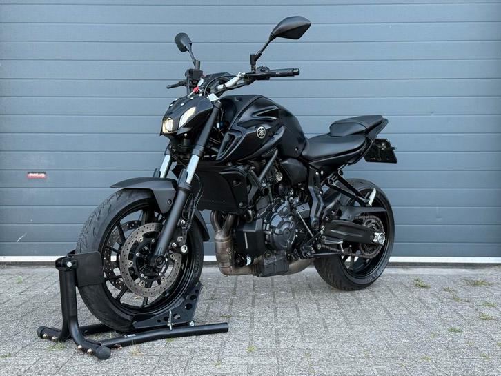 YAMAHA MT 07 ABS A2/35Kw TECH BLACK *AKRAPOVIC*, Motoren, Motoren | Yamaha, Bedrijf, Naked bike, 12 t/m 35 kW, 2 cilinders, Minimaal motorrijbewijs A2