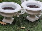 2 gietijzeren (oor)vazen (brocante), Tuin en Terras, Tuinvazen, Ophalen of Verzenden, Gebruikt