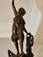 Bronzen Beeld - Vrouw met werktuig, Ophalen