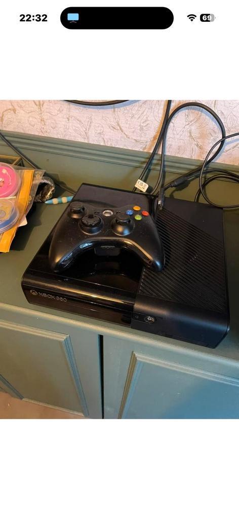 Xbox 360E 250GB, Spelcomputers en Games, Spelcomputers | Xbox 360, Gebruikt, 250 GB, 360 E, Met 1 controller, Met kinect, Ophalen of Verzenden
