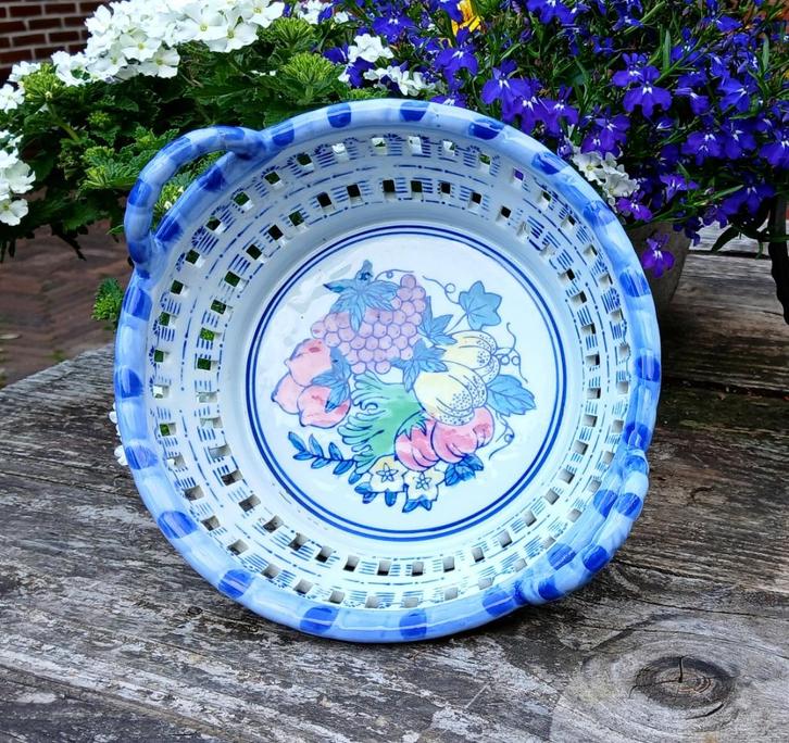 Vintage porseleinen handbeschilderde fruitschaal - wit en bl, Huis en Inrichting, Woonaccessoires | Schalen en Manden, Zo goed als nieuw