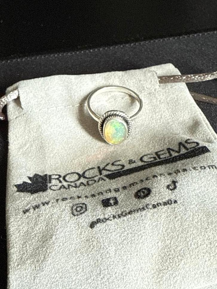 Zilveren ring met Canadese opaal, Sieraden, Tassen en Uiterlijk, Ringen, Nieuw, Dame, Kleiner dan 17, Zilver, Met edelsteen, Ophalen of Verzenden