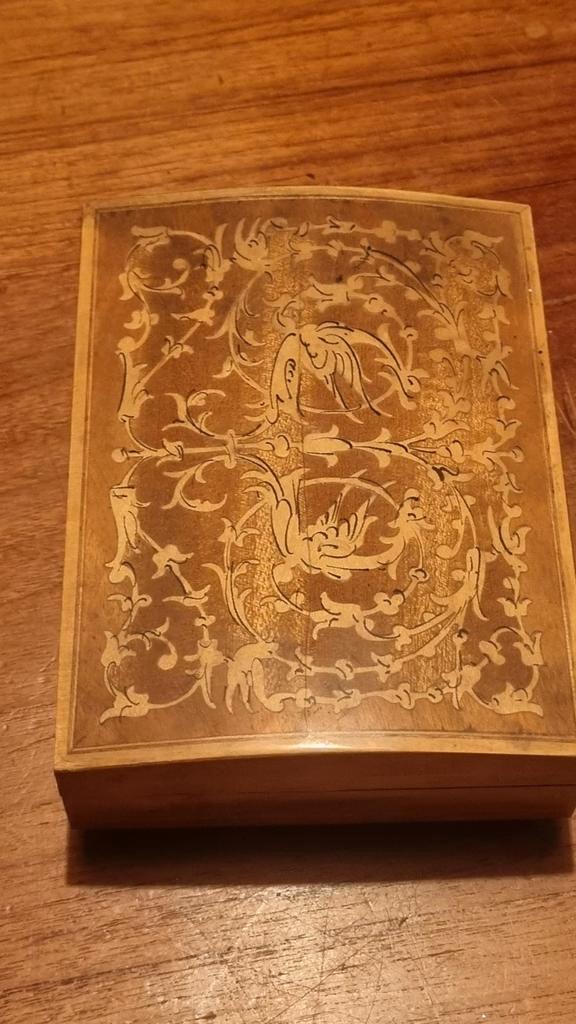 Muziekdoosje voor sigaretten - Houten doos met barstjes, Antiek en Kunst, Antiek | Overige Antiek, Ophalen of Verzenden