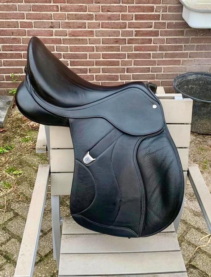 Bates, zwart multifunctioneel veelzijdigheidszadel 17,15, Dieren en Toebehoren, Paarden en Pony's | Zadels, Zo goed als nieuw