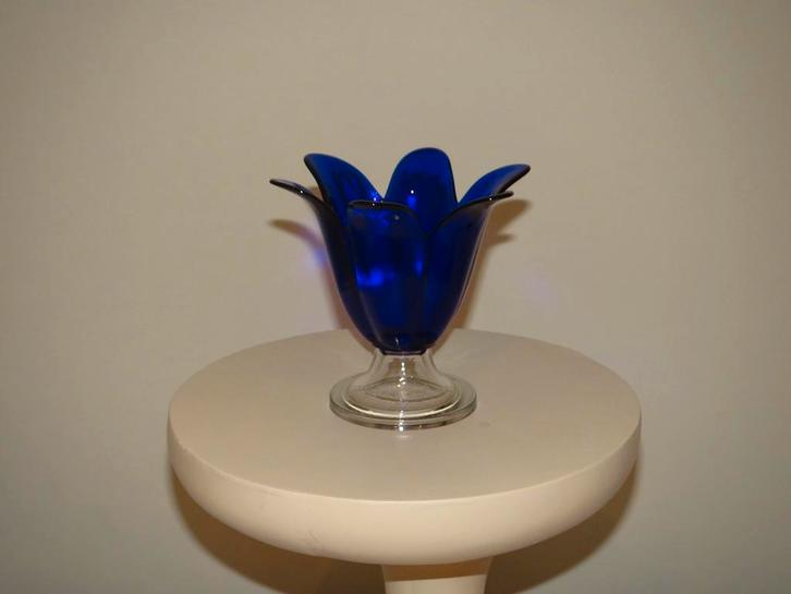 Blauw glazen vaas op voet – bloemvorm vintage, Antiek en Kunst, Antiek | Vazen, Ophalen of Verzenden
