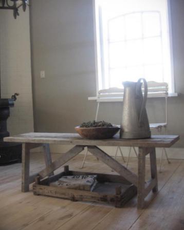 Houten salontafel / kindertafel , in goede staat beschikbaar voor biedingen