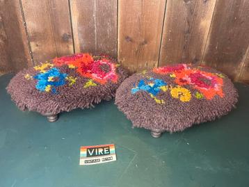 2 vintage jaren 70 bloemen voetenbankjes/ krukjes beschikbaar voor biedingen
