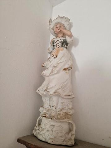 Diverse Porseleinen Beelden en Vaas beschikbaar voor biedingen