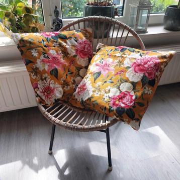 Vintage Garden kussens (okergeel met bloemenpatroon) beschikbaar voor biedingen