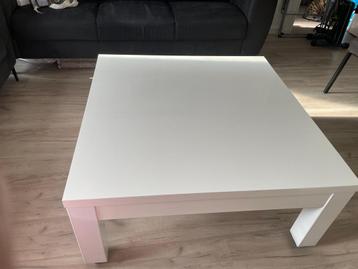 Witte vierkante salontafel beschikbaar voor biedingen