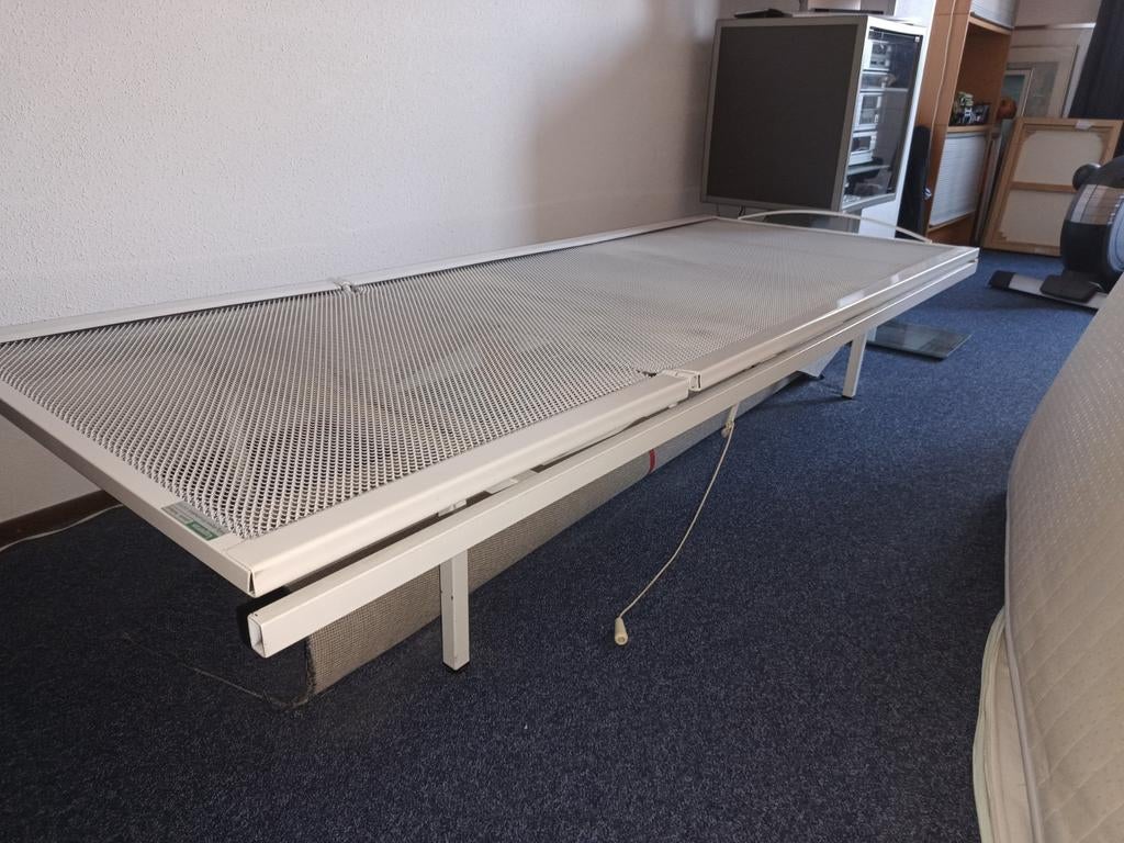 Stalen bed met waarvan hoofd- en voeteneind omhoog gezet kan, Huis en Inrichting, Slaapkamer | Bedden, Gebruikt, Eenpersoons, Metaal