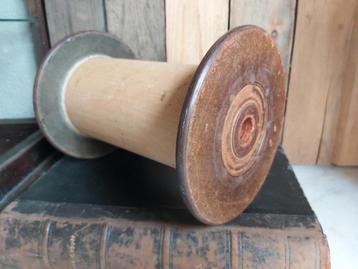 Decoratieve grote dikke oude houten klos beschikbaar voor biedingen
