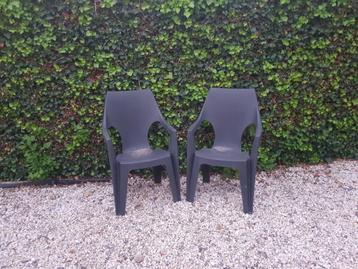 Antraciet stapelstoelen beschikbaar voor biedingen