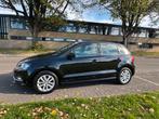 Volkswagen polo 1.2 TSI 66KW DSG 2015 Zwart, Auto's, Stof, Metallic lak, Zwart, 4 cilinders