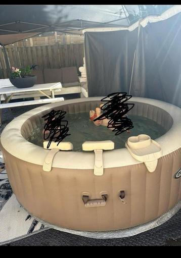 Jacuzzi intex 6 personen + beschikbaar voor biedingen
