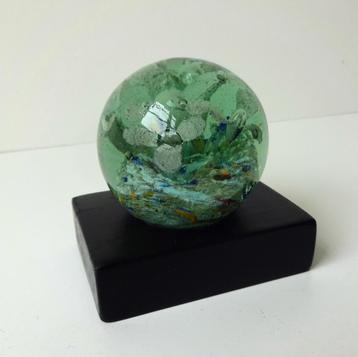 Glazen object rond groen luchtbellen houten sokkel 3083-g beschikbaar voor biedingen
