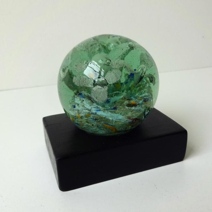 Glazen object rond groen luchtbellen houten sokkel 3083-g, Antiek en Kunst, Kunst | Designobjecten, Ophalen of Verzenden