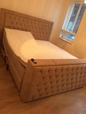 Boxspring elektrisch en met tv lift beschikbaar voor biedingen
