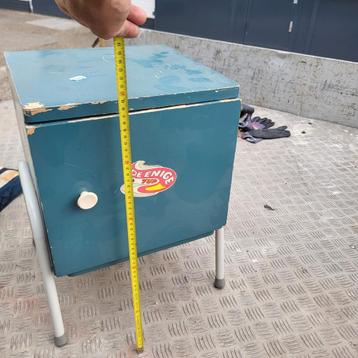 Vintage kastje met stalen pootjes. Petrol blue