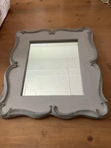 Mooie grijze brocante spiegel - hoogte 40 x breedte 35 cm beschikbaar voor biedingen
