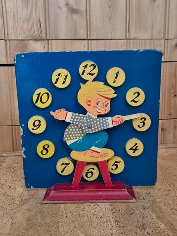 Vintage houten klok beschikbaar voor biedingen