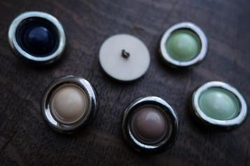 Knopen jaren 70 in 6 kleuren, 25 mm. Doorsnee  beschikbaar voor biedingen
