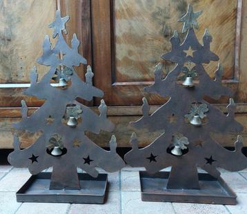 Set 2 metalen kerstbomen met 3 koperkleurige  bellen Vintage beschikbaar voor biedingen
