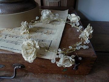 Kransje met roosjes beschikbaar voor biedingen