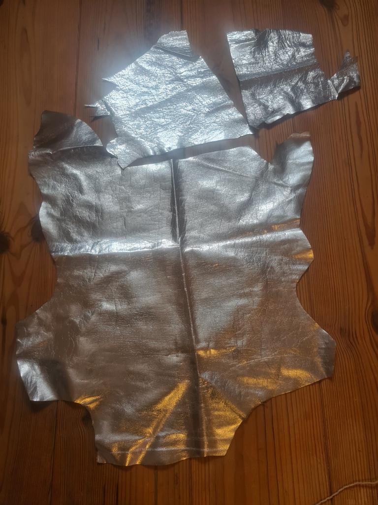 Zilverkleurig Leer - Stukken, Hobby en Vrije tijd, Stoffen en Lappen, Gebruikt, Overige kleuren, Leer of Kunstleer, Ophalen of Verzenden