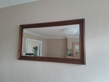 Grote spiegel met houtenlijst 58 cm x 102 cm beschikbaar voor biedingen