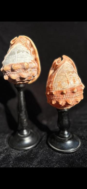 Cameo Cassis Rufa op zwarte sokkel uit Italië. Ppst. beschikbaar voor biedingen
